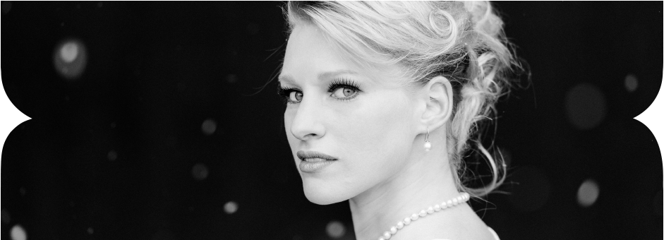 smokey Eyes und rote Lippen