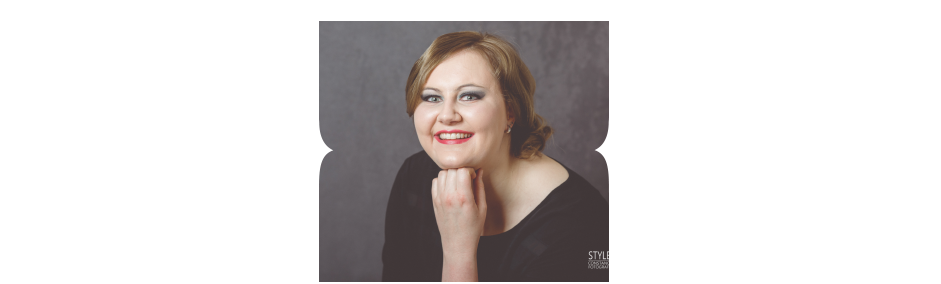 smokey Eyes und rote Lippen
