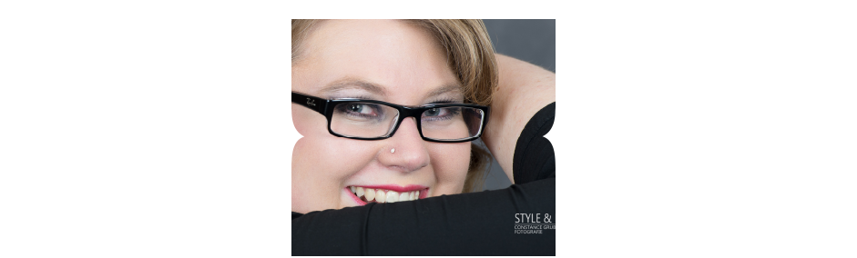 smokey Eyes und rote Lippen