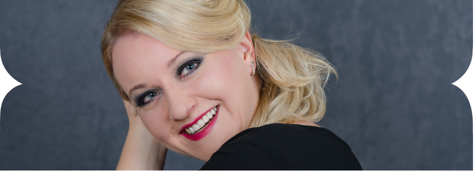 smokey Eyes und rote Lippen