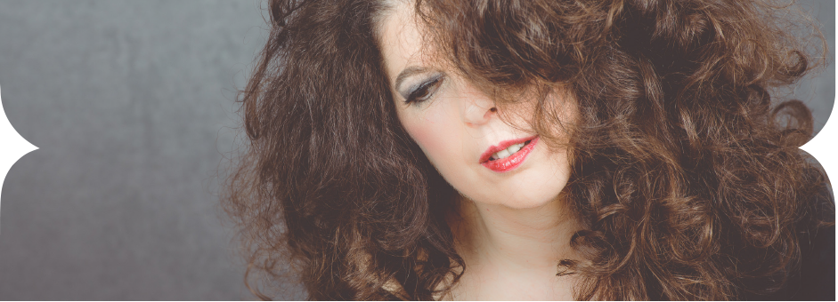 smokey Eyes und rote Lippen
